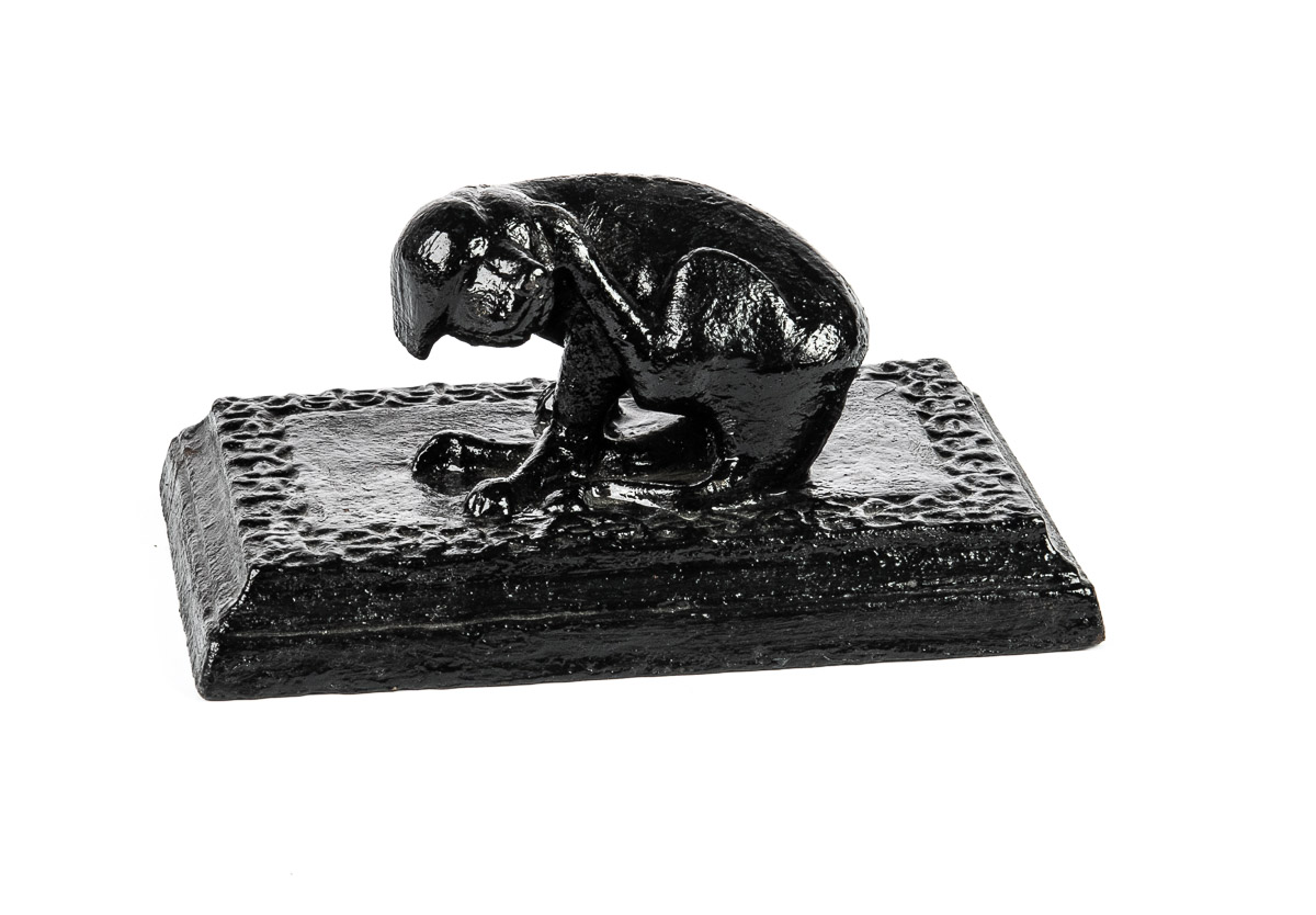 Щенок, чешущий ухо