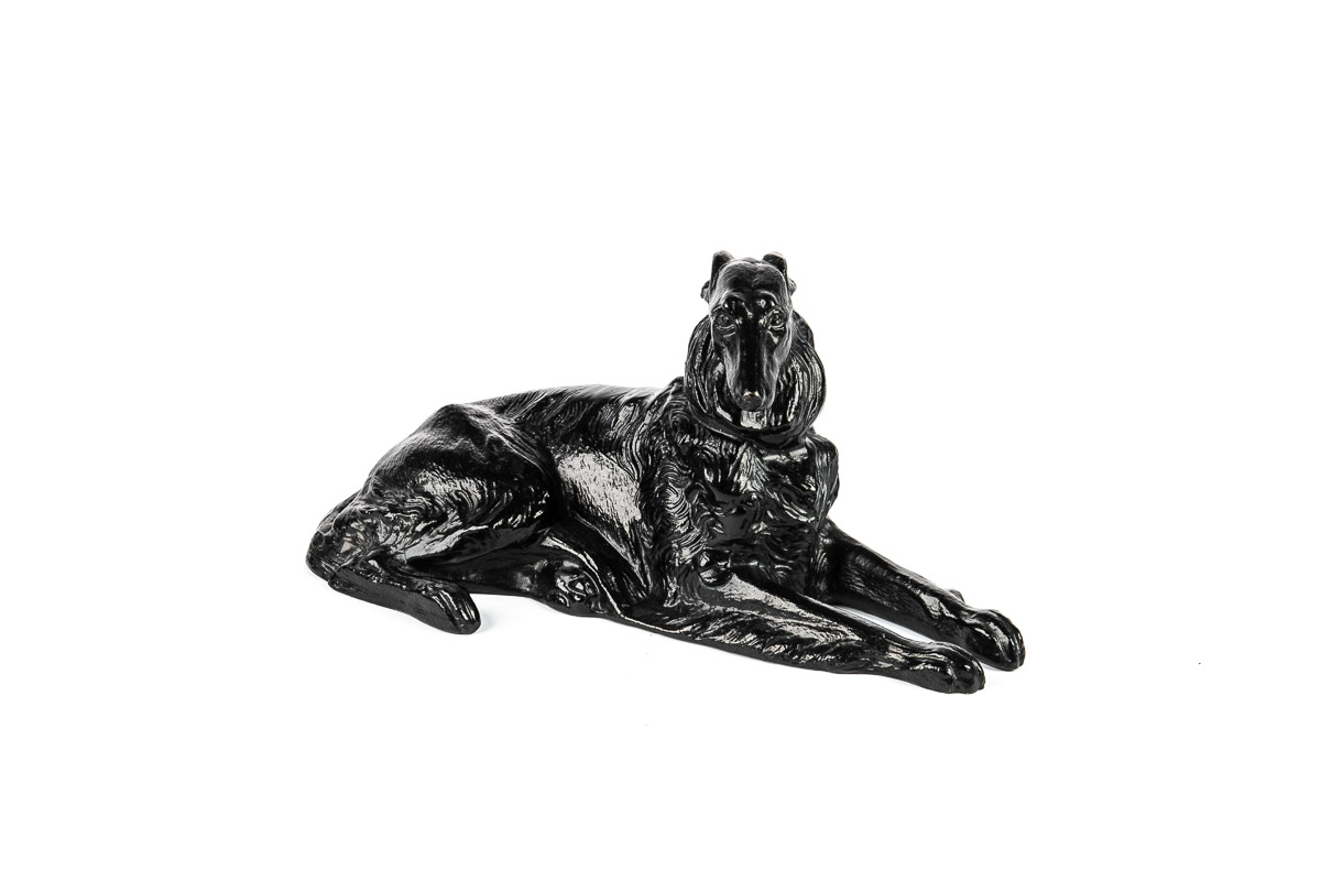 Собака борзая лежащая